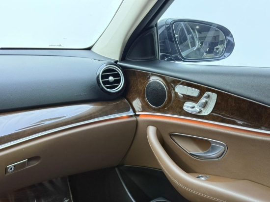 Picture of MERCEDES E200