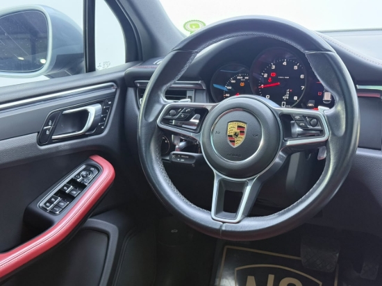 Picture of PORSCHE  MACAN