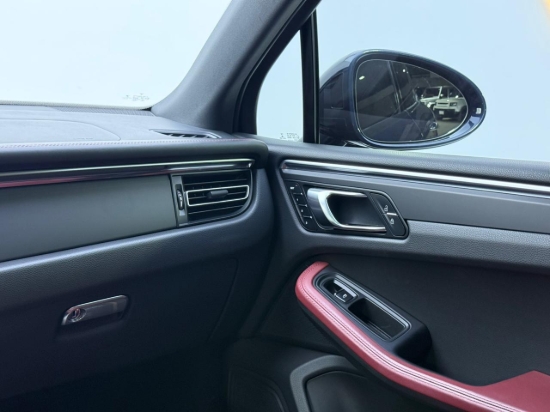 Picture of PORSCHE MACAN