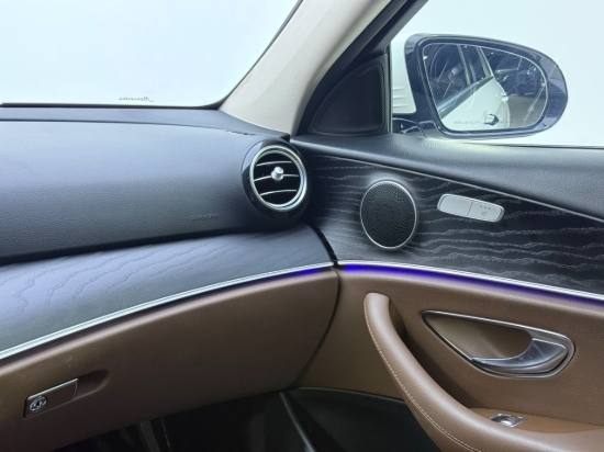 Picture of MERCEDES E200