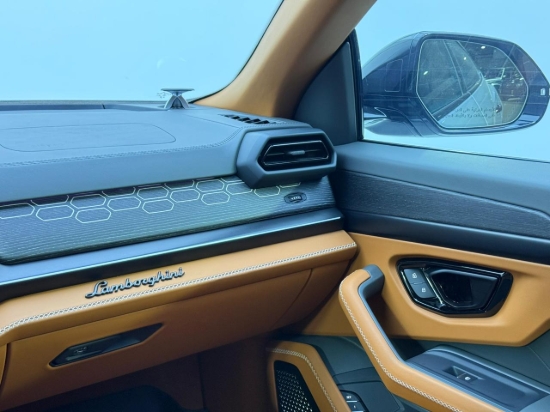 Picture of LAMBORGHINI URUS SE
